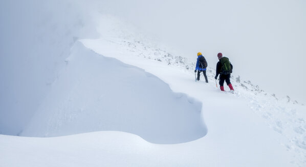 Schottland, Glencoe, Beinn a'Bheithir, Bergsteigen im Winter - ALRF000486