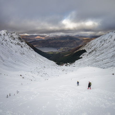 Schottland, Glencoe, Beinn a'Bheithir, Bergsteigen im Winter, lizenzfreies Stockfoto