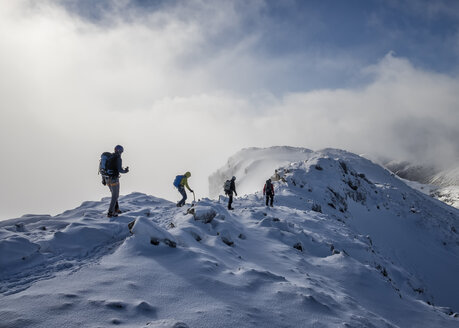 Schottland, Glencoe, Stob Dearg, Bergsteigen im Winter - ALRF000490