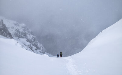 UK, Schottland, Glencoe, Stob Coire Nan Lochain, Bergsteigen im Winter - ALRF000494