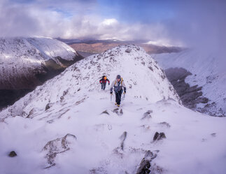 Schottland, Glencoe, Beinn a'Bheithir, Bergsteigen im Winter - ALRF000498