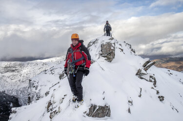 Schottland, Glencoe, Beinn a'Bheithir, Bergsteigen im Winter - ALRF000499