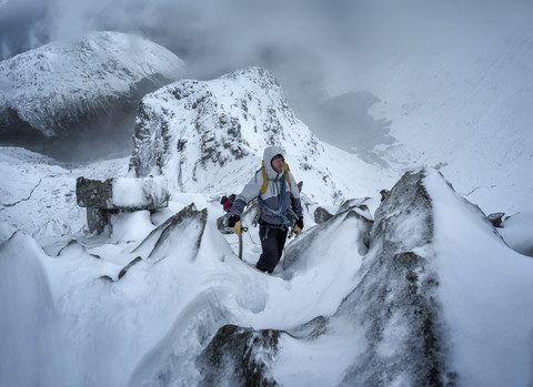 Schottland, Glencoe, Beinn a'Bheithir, Bergsteigen im Winter, lizenzfreies Stockfoto