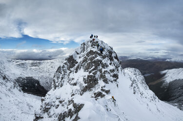 Schottland, Glencoe, Beinn a'Bheithir, Bergsteigen im Winter - ALRF000502