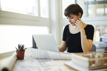 Portrait of architect using laptop in her office - TSFF000038