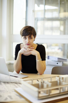 Porträt eines Architekten im Büro - TSFF000040