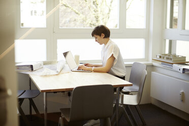 Architektin benutzt Laptop in ihrem Büro - TSFF000044