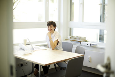 Porträt einer lächelnden Architektin in ihrem Büro - TSFF000046