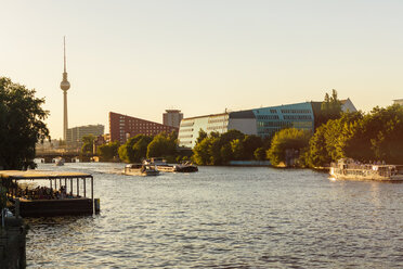 Deutschland, Berlin, moderne Gebäude am Spreeufer und Fernsehturm im Hintergrund - TAMF000498