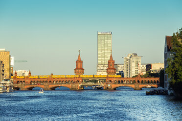 Deutschland, Berlin, Blick auf die Oberbaumbrücke mit der Spree im Vordergund - TAM000499