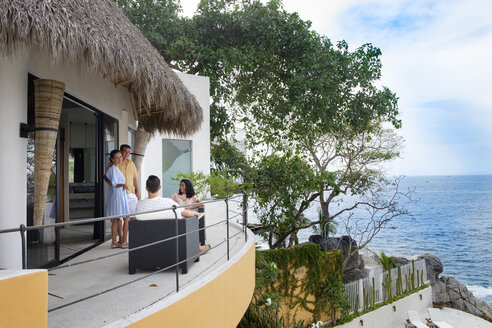 Freunde auf der Terrasse des Ferienhauses am Meer - ABAF002018