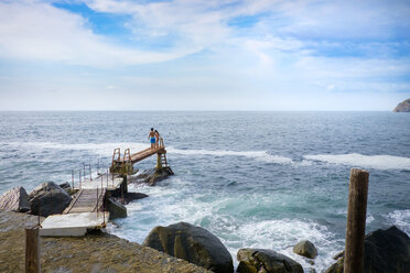 Mexiko, Puerto Vallarta, Paar auf Steg am Meer - ABAF002019