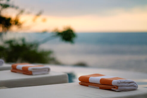 Towels on sun loungers by the sea - ABAF002024