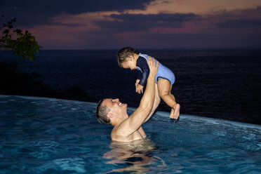 Vater hält Sohn nachts im Schwimmbad - ABAF002026