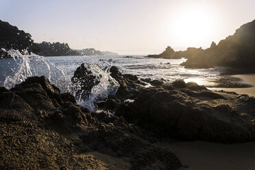 Spanien, Costa Brava, felsiger Strand bei Sonnenaufgang - PUF000513