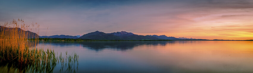 Deutschland, Bayern, Chiemsee, Uebersee am Abend - HAMF000200