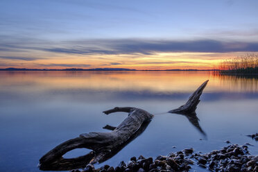 Deutschland, Bayern, Chiemsee, Uebersee am Abend - HAMF000201