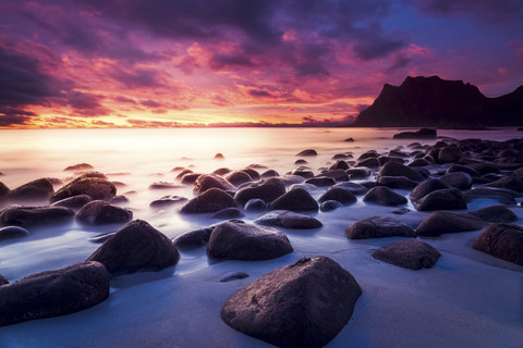 Norwegen, Lofoten, Utakleiv, Strand bei Sonnenuntergang, lizenzfreies Stockfoto