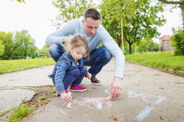 Father and daughter drawing with sidewalk chalk - HAPF000491