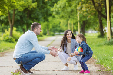 Glückliche Familie spielt im Park - HAPF000493