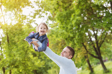 Father playing with daughter in park - HAPF000495