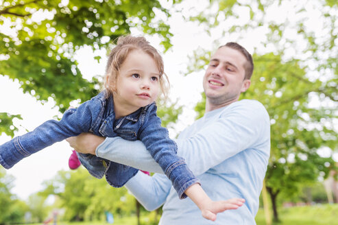 Vater spielt mit Tochter im Park - HAPF000497