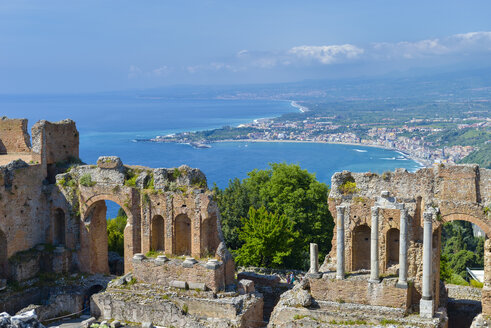 Italien, Sizilien, Taormina, Teatro Greco mit Giardini Naxos im Hintergrund - RJF000589