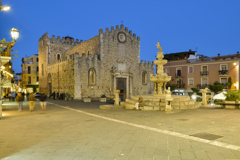 Italien, Sizilien, Taormina, Piazza del Duomo mit Duomo San Nicola di Bari am Abend, lizenzfreies Stockfoto