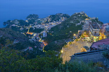 Italien, Sizilien, Blick vom Bergdorf Castelmola auf Taormina bei Nacht - RJF000604