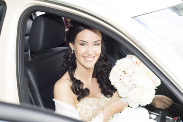 Smiling bride in car - FCF000966