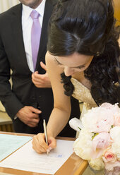 Bride signing document in register office - FCF000968