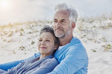 Portrait of couple on the beach - RORF000191