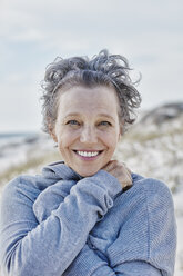 Porträt einer lächelnden Frau am Strand - RORF000194