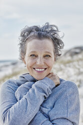 Portrait of smiling woman on the beach - RORF000194