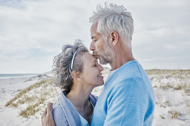 Happy couple on the beach - RORF000197