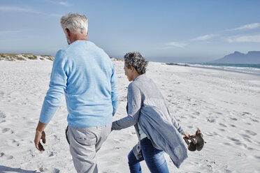 Rückansicht eines Paares, das am Strand spazieren geht - RORF000206