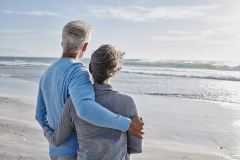 Rückenansicht eines Paares am Strand mit Blick aufs Meer - RORF000212