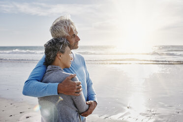 Happy couple on the beach - RORF000214