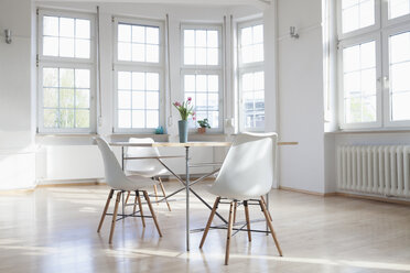 Hausinterieur mit Tisch und Stühlen - RBF004547