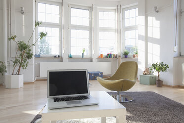 Hausinterieur mit Laptop und Stuhl - RBF004550