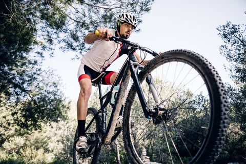 Mountainbiker in Bewegung, lizenzfreies Stockfoto