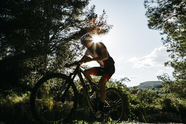 Mountainbiker unterwegs im Gegenlicht - JRFF000713