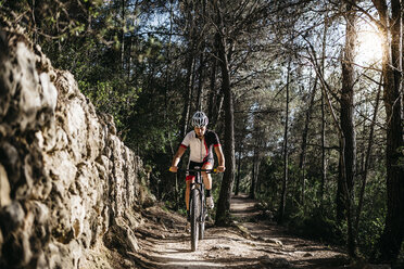 Mountainbiker in Bewegung - JRFF000718