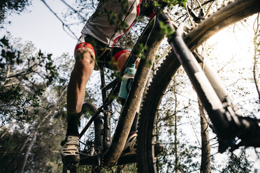 Close-up of mountain biker on the move - JRFF000723