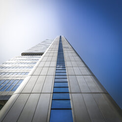 Deutschland, Frankfurt, Fassade eines modernen Wolkenkratzers von unten gesehen - PUF000520