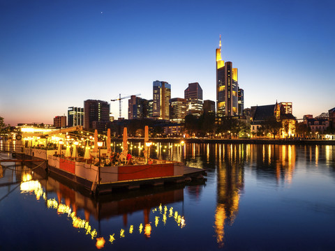 Deutschland, Frankfurt, Skyline mit Bahnsteig am Main am Abend, lizenzfreies Stockfoto