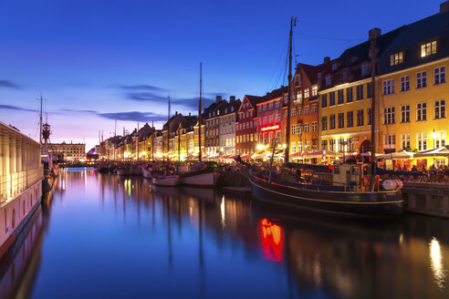 Dänemark, Kopenhagen, Blick auf historische Boote und Häuserzeilen am Nyhavn am Abend - PUF000525