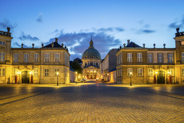 Denmark, Copenhagen, lighted Amalienborg Castle - PU000527