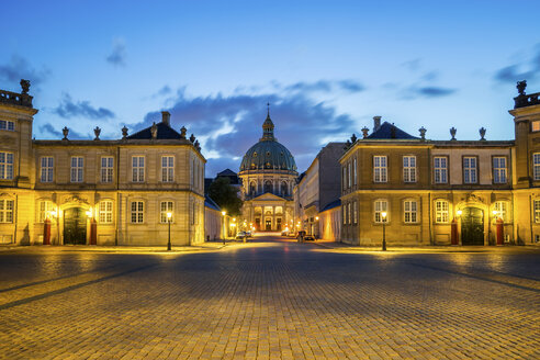 Dänemark, Kopenhagen, beleuchtetes Schloss Amalienborg - PU000527