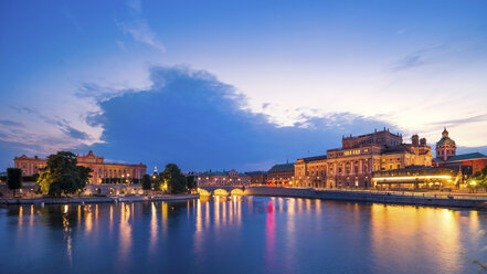 Schweden, Stockholm, Blick auf das Opernhaus und den Palast am Abend - PUF000530